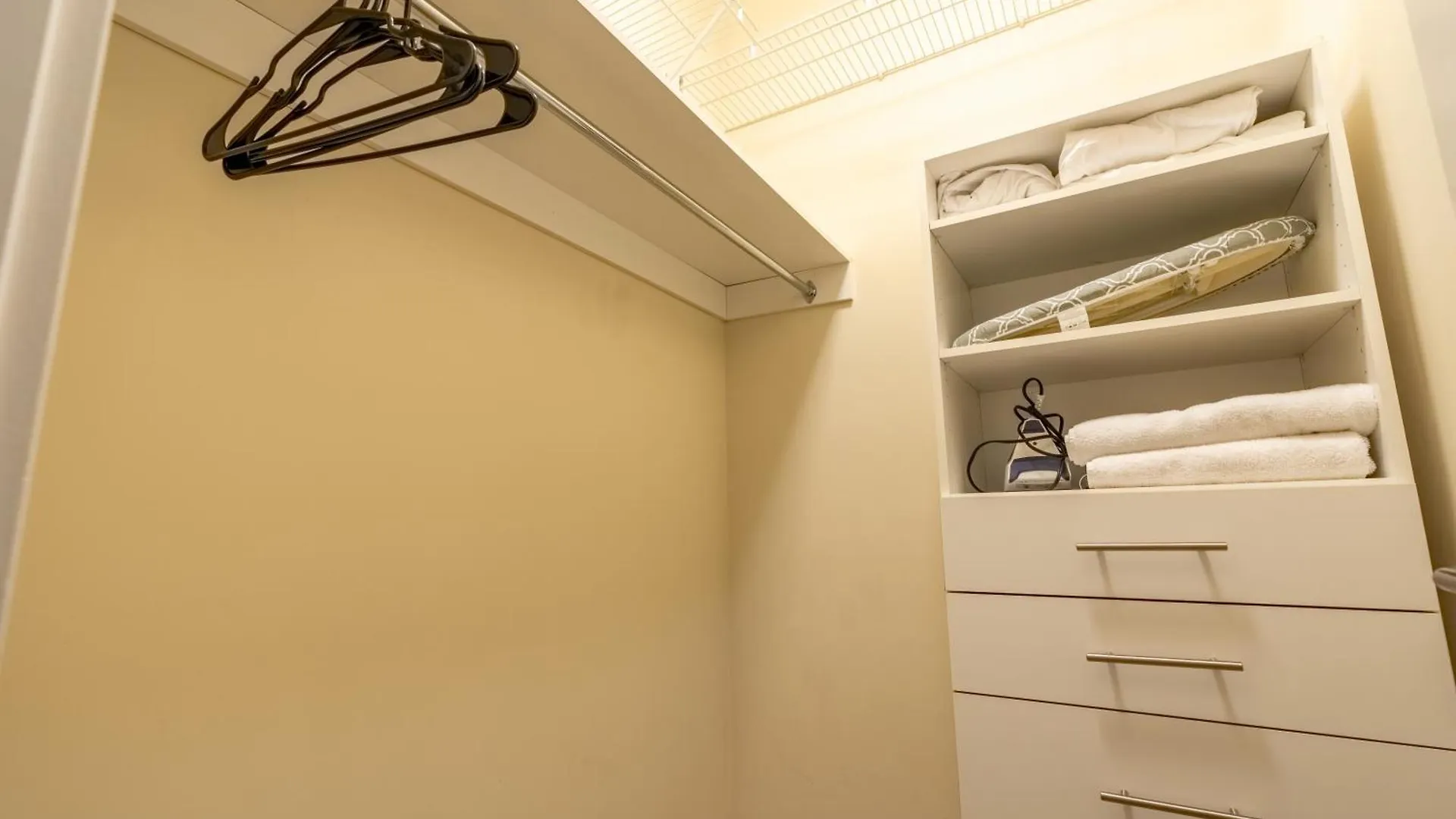 Globalstay Modern Downtown Apartment تورونتو